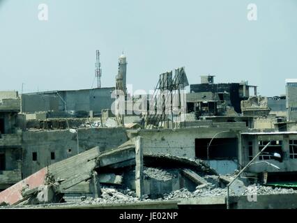 Mosul. 7. Mai 2017. Das Minarett der großen Moschee von al-Nuri ist aus der befreiten Nachbarschaft im Westen des Mosul, Irak am 7. Mai 2017 gesehen. Die extremistischen islamischen Staat (IS)-Kämpfer haben Mosul historische große Moschee von al-Nuri und seinem schiefen Minarett, in die Luft gesprengt wie irakische Truppen in der Nähe der Moschee auf der westlichen Seite von Mosul, drängen das irakische Militär sagte. Bildnachweis: Khalil Dawood/Xinhua/Alamy Live-Nachrichten Stockfoto