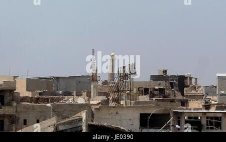 Mosul. 7. Mai 2017. Das Minarett der großen Moschee von al-Nuri ist aus der befreiten Nachbarschaft im Westen des Mosul, Irak am 7. Mai 2017 gesehen. Die extremistischen islamischen Staat (IS)-Kämpfer haben Mosul historische große Moschee von al-Nuri und seinem schiefen Minarett, in die Luft gesprengt wie irakische Truppen in der Nähe der Moschee auf der westlichen Seite von Mosul, drängen das irakische Militär sagte. Bildnachweis: Khalil Dawood/Xinhua/Alamy Live-Nachrichten Stockfoto