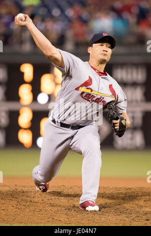 Philadelphia, Pennsylvania, USA. 21. Juni 2017. St. Louis Cardinals Entlastung Krug Seung-Hwan Oh (26) wirft einen Pitch während der MLB-Spiel zwischen den St. Louis Cardinals und Philadelphia Phillies im Citizens Bank Park in Philadelphia, Pennsylvania. Die St. Louis Cardinals gewann 7-6 in 10 Innings. Christopher Szagola/CSM/Alamy Live-Nachrichten Stockfoto