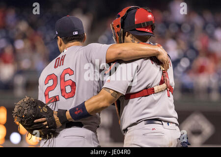 Philadelphia, Pennsylvania, USA. 21. Juni 2017. St. Louis Cardinals Entlastung Krug Seung-Hwan Oh (26) feiert den Sieg mit Catcher Yadier Molina (4) während der MLB-Spiel zwischen den St. Louis Cardinals und Philadelphia Phillies im Citizens Bank Park in Philadelphia, Pennsylvania. Die St. Louis Cardinals gewann 7-6 in 10 Innings. Christopher Szagola/CSM/Alamy Live-Nachrichten Stockfoto