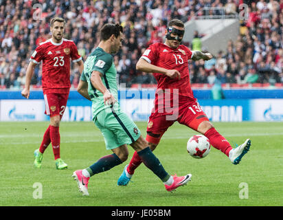 Moskau, Russland. 21. Juni 2017. Fedor Kudriashov (R) der Russischen Föderation wetteifert mit Cedric (C) von Portugal beim FIFA Confederations Cup Russland 2017 Gruppe eine Übereinstimmung zwischen Russland und Portugal Spartak-Stadion in Moskau, am 21. Juni 2017. Portugal 1-0 gewonnen. Bildnachweis: Evgeny Sinitsyn/Xinhua/Alamy Live-Nachrichten Stockfoto