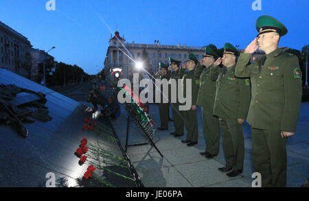 Minsk. 22. Juni 2017. Soldaten an eine Gedenkfeier zum 76. Jahrestag des Beginns des großen Vaterländischen Krieges (1941-1945) in Minsk, Belarus, 22. Juni 2017 teilnehmen. Bildnachweis: Xinhua/Alamy Live-Nachrichten Stockfoto