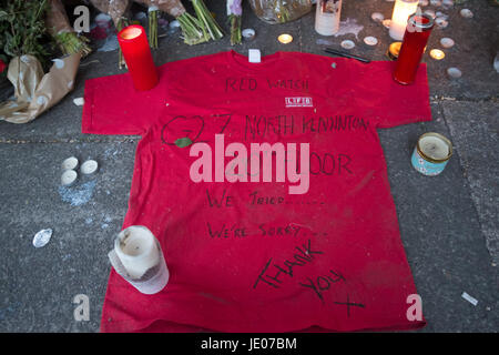 London, UK. 21. Juni 2017. Feuerwehr zum Ausdruck zu bringen, ihre Trauer und Anteilnahme in der Nähe der Szene von dem schrecklichen Feuer Credit: auf Anblick Photographic/Alamy Live News Stockfoto