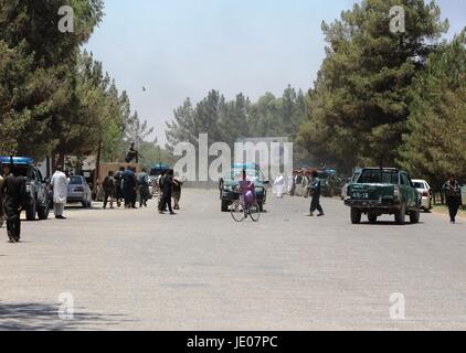 Helmand, Afghanistan. 22. Juni 2017. Afghanischen Sicherheit Kraft Mitglieder kommen auf dem Gelände des Angriffs in der Provinz Helmand, Afghanistan, 22. Juni 2017. Mindestens 15 Afghanen wurden getötet und einige, 50 weitere verletzt, als eine Explosion und der anschließenden Gun Feuer, erschüttert einer lokale Bankstelle in Lashkar Gah, Hauptstadt der südlichen Provinz Helmand am Donnerstag eine lokale Quelle sagte. Bildnachweis: Abduz Aziz Safdari/Xinhua/Alamy Live-Nachrichten Stockfoto