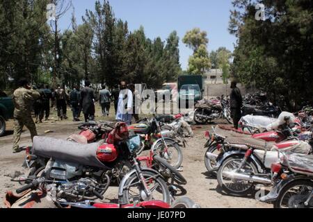 Helmand, Afghanistan. 22. Juni 2017. Foto aufgenommen am 22. Juni 2017 zeigt den Standort eines Angriffs in Lashkar Gah-Stadt, Provinz Helmand, Afghanistan, 22. Juni 2017. Mindestens 15 Afghanen wurden getötet und einige, 50 weitere verletzt, als eine Explosion und der anschließenden Gun Feuer, erschüttert einer lokale Bankstelle in Lashkar Gah, Hauptstadt der südlichen Provinz Helmand am Donnerstag eine lokale Quelle sagte. Bildnachweis: Abduz Aziz Safdari/Xinhua/Alamy Live-Nachrichten Stockfoto