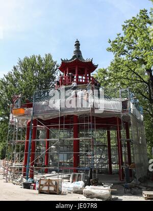 Berlin, Deutschland. 21. Juni 2017. Arbeitnehmer zu renovieren den alten chinesischen Pavillon neben der neuen Villa von zwei chinesischen Pandas "Qing Jiao" und "Meng Meng" im Berliner Zoo in Berlin, Deutschland, 21. Juni 2017. Der Berliner Zoo baut ein Paradies für zwei chinesische Pandas im Zoo am 24. Juni zu machen sie "zu Hause fühlen" Regisseur Andreas Knieriem am Mittwoch sagte ankommen. Die neue Panda-Villa umfasst eine Fläche von 5.500 Quadratmetern mit einem Zinnober Torbogen und Bambus Zaun. Bildnachweis: Shan Yuqi/Xinhua/Alamy Live-Nachrichten Stockfoto