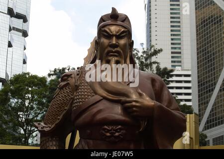 Hong Kong, CHINA. 22. Juni 2017. Stern, die Bronzestatue von Guan Gong suchen, ist ein chinesischer Volksheld (Kriegsgott) öffentlich zur Schau in Central Hong Kong, Hong Kongs 20. Jahrestag der Übergabe an China zu markieren. 22. Juni, 2017.Hong Kong.ZUMA/Liau Chung Ren Credit: Liau Chung Ren/ZUMA Draht/Alamy Live-Nachrichten Stockfoto