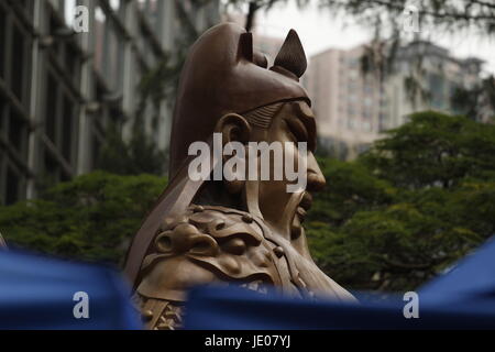 Hong Kong, CHINA. 22. Juni 2017. Eine große Bronzeguss Statue von Guan Gong ist eine beliebte chinesische Volksheld (Kriegsgott), die 6 Meter (20ft) steht öffentlich zur Schau am Finanzplatz in Central zur Feier des 20. Jahrestages der Hong Kongs Übergabe an China. 22. Juni, 2017.Hong Kong.ZUMA/Liau Chung Ren Credit: Liau Chung Ren/ZUMA Draht/Alamy Live-Nachrichten Stockfoto