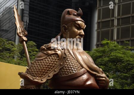 Hong Kong, CHINA. 22. Juni 2017. Eine große Bronzeguss Statue von Guan Gong ist eine beliebte chinesische Volksheld (Kriegsgott), die 6 Meter (20ft) steht öffentlich zur Schau am Finanzplatz in Central Hong Kong zur Feier des 20. Jahrestages der Hong Kongs Übergabe an China. 22. Juni, 2017.Hong Kong.ZUMA/Liau Chung Ren Credit: Liau Chung Ren/ZUMA Draht/Alamy Live-Nachrichten Stockfoto