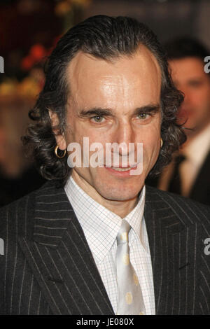 Berlin, Deutschland. 8. Februar 2008. Britischer Schauspieler Daniel Day-Lewis kommt zur Premiere seines Films "There Will Be Blood" bei der 58. Internationalen Filmfestspiele Berlin in Berlin, Deutschland, 8. Februar 2008. Der Film läuft im Wettbewerb um den goldenen und silbernen Bären auf der 58. Berlinale. Foto: Hubert Boesl | weltweite Nutzung/Dpa/Alamy Live-Nachrichten Stockfoto