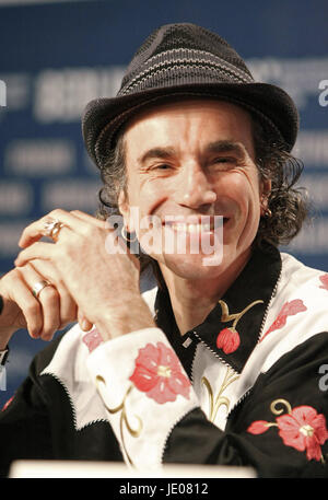 Berlin, Deutschland. 8. Februar 2008. Britischer Schauspieler Daniel Day-Lewis im Rahmen einer Pressekonferenz zu seinem Film "There Will Be Blood" bei der 58. Internationalen Filmfestspiele Berlin in Berlin, Deutschland, 8. Februar 2008. Der Film läuft im Wettbewerb der 58. Berlinale. Foto: Hubert Boesl | weltweite Nutzung/Dpa/Alamy Live-Nachrichten Stockfoto