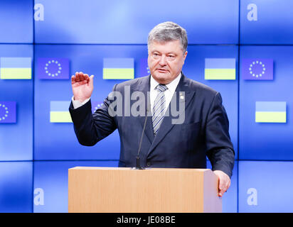 Brüssel, Belgien. 22. Juni 2017. Der ukrainische Präsident Petro Poroshenko spricht während einer gemeinsamen Erklärung mit EU-Ratspräsident Donald Tusk (nicht im Bild) nach ihrem Treffen vor einer EU-Gipfeltreffen in Brüssel, 22. Juni 2017. Bildnachweis: Ye Pingfan/Xinhua/Alamy Live-Nachrichten Stockfoto