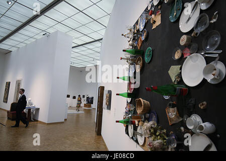 Kunstinstallation "Hahns Abendmahl' von Daniel Spoerri in Köln, 22. Juni 2017. Die Ausstellung "Kunst ins Leben! Der Sammler Wolfgang Hahn und der Sechzigern ersichtlich am Museum Ludwig vom 24. Juni bis 24. September. Foto: Oliver Berg/dpa Stockfoto