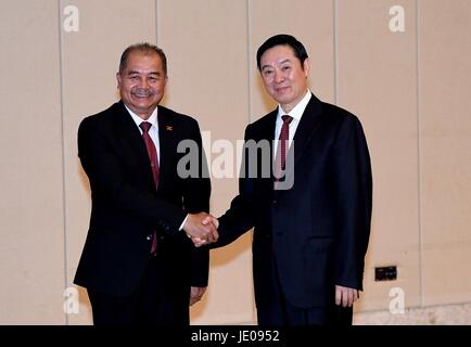 (170622)--BOAO, 22. Juni 2017 (Xinhua)--Liu Qibao (R), Mitglied des Politbüros des Zentralkomitees der kommunistischen Partei von China (CPC) und des Sekretariats des ZK, der auch die Abteilungsleiter der ZK Werbung ist, führt Gespräche mit Kikeo Khaykhamphithoune, Leiter von Laos revolutionäre Partei (LPRP) des Zentralausschusses Öffentlichkeitsarbeit Abteilung , bevor ein Theorieseminar in Boao, Süd-China Provinz Hainan, 22. Juni 2017. Der CPC und der LPRP Seminar ein Theorie hier Donnerstag, das sechste Seminar dieser Art zwischen den zwei parti Stockfoto