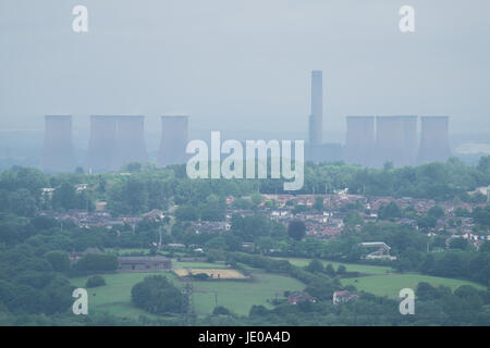 Frodsham Hill, Cheshire, UK. 22. Juni 2017. Ein Blick auf Fiddlers Ferry Kraftwerk von Frodsham Hügel. Bewölkung in Nordwesten Englands wie aus Frodsham Hill in Cheshire auf Donnerstag, 22. Juni 2017, nach hohen Rekordtemperaturen in vergangenen Tagen. Bildnachweis: Christopher Middleton/Alamy Live-Nachrichten Stockfoto