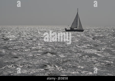 Pumpen Sand auf den Strand zu ersetzen, was aufgrund des steigenden Meeresspiegels verloren gegangen ist. Stockfoto