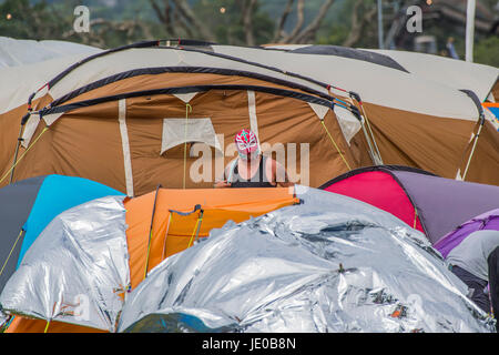 Glastonbury, UK. 22. Juni 2017. Ein Mann in einem Lucha Libre kehrt zu seinem Zelt - 2017 Glastonbury Festival, würdig Farm mexikanischen wrestling Maske. Glastonbury, 2. Juni 2017 Credit: Guy Bell/Alamy Live-Nachrichten Stockfoto