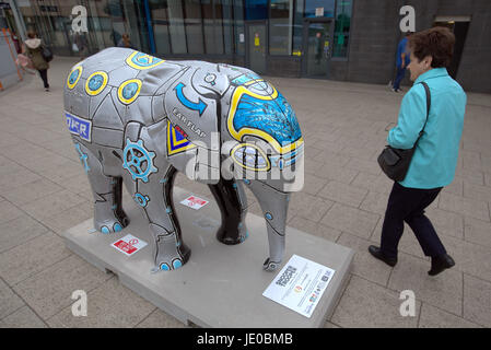 Hamilton Railway Station Jugendliche Klangregelung Zentralgerät installiert in der Bahnhofshalle von Hauptbahnhof Hamilton, in der Nähe von den anderen wilden Tieren der The Big Stampede, Snooper der Elefant, hier Teil der Tierwelt in Hamilton.A "Wild in der Kunst" Stockfoto