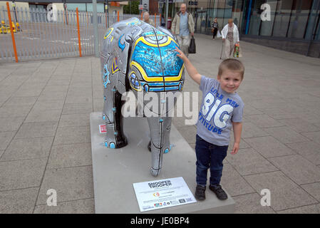 Hamilton Railway Station Jugendliche Klangregelung Zentralgerät installiert in der Bahnhofshalle von Hauptbahnhof Hamilton, in der Nähe von den anderen wilden Tieren der The Big Stampede, Snooper der Elefant, hier Teil der Tierwelt in Hamilton.A "Wild in der Kunst" Stockfoto