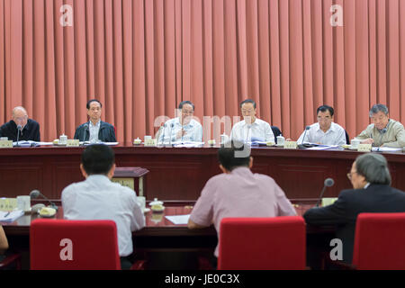 (170622)--Peking, 22. Juni 2017 (Xinhua)--Yu Zhengsheng (3. L), Vorsitzender des Nationalkomitees der politischen Konsultativkonferenz des chinesischen Volkes (PKKCV), führt den Vorsitz in einem zweiwöchentlichen Beratungsgespräch auf Management Standards für catering um Lebensmittelqualität auf dem Campus, in Peking, Hauptstadt von China, 22. Juni 2017 zu gewährleisten. (Xinhua/Cui Xinyu) (Zkr) Stockfoto