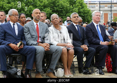 London, UK. 22. Juni 2017. Secretary Of State for Defence Sir Michael Fallon, The Mayor of London, Sadiq Khan, Baroness Howells von St Davids und Matthew Ryder stellvertretender Bürgermeister von London (R, l). Ein Denkmal zu Ehren der 2 Millionen afrikanischer und karibischer militärische Soldatinnen und Soldaten, die im ersten Weltkrieg und dem zweiten Weltkrieg gedient wird vorgestellt in Windrush Square, Brixton, Südlondon. Bildnachweis: Dinendra Haria/Alamy Live-Nachrichten Stockfoto