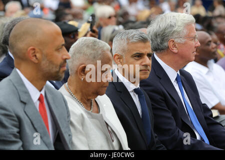 London, UK. 22. Juni 2017. Secretary Of State for Defence Sir Michael Fallon, The Mayor of London, Sadiq Khan, Baroness Howells von St Davids und Matthew Ryder stellvertretender Bürgermeister von London (R, l). Ein Denkmal zu Ehren der 2 Millionen afrikanischer und karibischer militärische Soldatinnen und Soldaten, die im ersten Weltkrieg und dem zweiten Weltkrieg gedient wird vorgestellt in Windrush Square, Brixton, Südlondon. Bildnachweis: Dinendra Haria/Alamy Live-Nachrichten Stockfoto