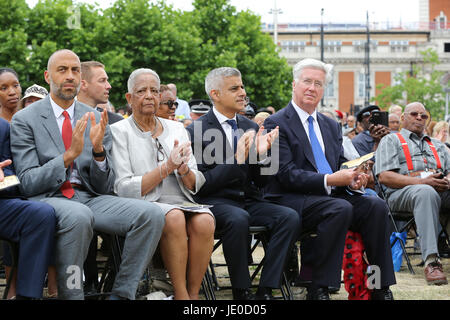 London, UK. 22. Juni 2017. Secretary Of State for Defence Sir Michael Fallon, The Mayor of London, Sadiq Khan, Baroness Howells von St Davids und Matthew Ryder stellvertretender Bürgermeister von London (R, l). Ein Denkmal zu Ehren der 2 Millionen afrikanischer und karibischer militärische Soldatinnen und Soldaten, die im ersten Weltkrieg und dem zweiten Weltkrieg gedient wird vorgestellt in Windrush Square, Brixton, Südlondon. Bildnachweis: Dinendra Haria/Alamy Live-Nachrichten Stockfoto