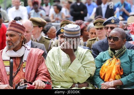 London, UK. 22. Juni 2017. Ein Denkmal zu Ehren der 2 Millionen afrikanischer und karibischer militärische Soldatinnen und Soldaten, die im ersten Weltkrieg und dem zweiten Weltkrieg gedient wird vorgestellt in Windrush Square, Brixton, Südlondon. Die Veranstaltung von Kriegsveteranen, berufsbegleitende Männer und Frauen und Würdenträger, darunter der Bürgermeister von London Sadiq Khan, hohen Kommissare aus Commonwealth-Nationen und der Secretary Of State for Defence Sir Michael Fallon besucht. Bildnachweis: Dinendra Haria/Alamy Live-Nachrichten Stockfoto