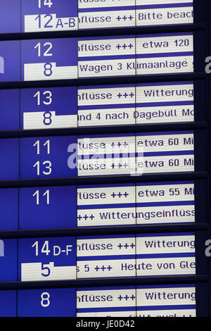 Hamburg, Deutschland. 22. Juni 2017. Informationen über verspätete Züge auf einem Display der Deutschen Bahn (Deutsche Bahn) in Hamburg Hauptbahnhof in Hamburg, Deutschland, 22. Juni 2017. Heftige Unwetter über Norddeutschland am Mittag gezogen. Foto: Bodo Marks/Dpa/Alamy Live News Stockfoto