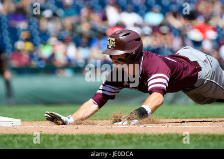 Omaha, NE USA. 20. Juni 2017. Texas A & M Austin Homan #25 Tauchgänge zurück zur ersten Base in Spiel 7 der 2017 NCAA Men es College World Series zwischen Texas A & M Aggies Vs Texas Christian University gehörnte Frösche auf dem TD Ameritrade Park in Omaha, NE. Teilnahme: 17940.TCU 4: 1 gewonnen. Jimmy Ausschlag/Cal Sport Media/Alamy Live-Nachrichten Stockfoto