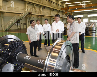 (170622)--TAIYUAN, 22. Juni 2017 (Xinhua)--Chinese President Xi Jinping (C) besucht die Räder Werkstatt von Taiyuan Schwerindustrie Railway Transit Equipment Co., Ltd. in Taiyuan, Hauptstadt der Provinz Nord-China Shanxi, 22. Juni 2017. XI geprüft Unternehmen in Shanxi am Donnerstag. (Xinhua/Li Xueren) (Zkr) Stockfoto