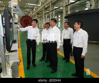 (170622)--TAIYUAN, 22. Juni 2017 (Xinhua)--Chinese President Xi Jinping (C) besucht ein Schild Maschinenwerkstatt von Taiyuan Schwerindustrie Railway Transit Equipment Co., Ltd. in Taiyuan, Hauptstadt der Provinz Nord-China Shanxi, 22. Juni 2017. XI geprüft Unternehmen in Shanxi am Donnerstag. (Xinhua/Pang Xinglei) (Zkr) Stockfoto