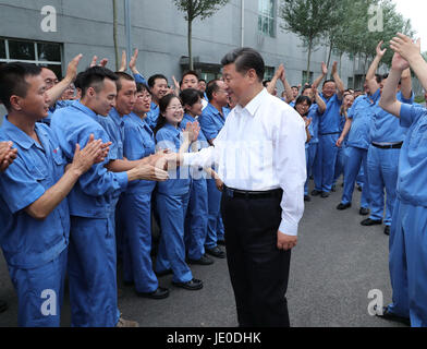 (170622)--TAIYUAN, 22. Juni 2017 (Xinhua)--Chinese President Xi Jinping (C) besucht Gangke Carbon Material Firma in Taiyuan, Hauptstadt der Provinz Nord-China Shanxi, 22. Juni 2017. XI geprüft Unternehmen in Shanxi am Donnerstag. (Xinhua/Pang Xinglei) (Zkr) Stockfoto