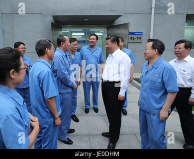 (170622)--TAIYUAN, 22. Juni 2017 (Xinhua)--Chinese President Xi Jinping (C) besucht Gangke Carbon Material Firma in Taiyuan, Hauptstadt der Provinz Nord-China Shanxi, 22. Juni 2017. XI geprüft Unternehmen in Shanxi am Donnerstag. (Xinhua/Pang Xinglei) (Zkr) Stockfoto