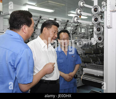 (170622)--TAIYUAN, 22. Juni 2017 (Xinhua)--Chinese President Xi Jinping (C) besucht Gangke Carbon Material Firma in Taiyuan, Hauptstadt der Provinz Nord-China Shanxi, 22. Juni 2017. XI geprüft Unternehmen in Shanxi am Donnerstag. (Xinhua/Li Xueren) (Zkr) Stockfoto