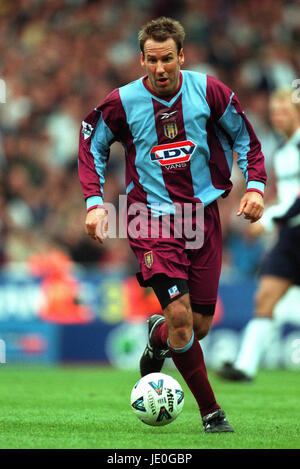 PAUL MERSON ASTON VILLA FC 2. April 2000 Stockfoto