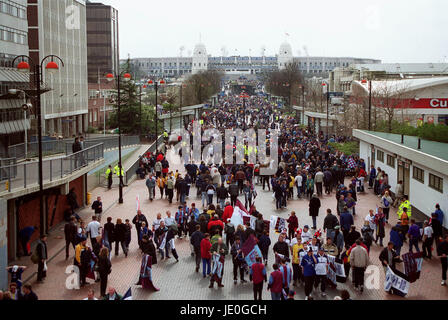 TWIN TOWERS & WEMBLEY Weg WEMBLEY-Stadion 2. April 2000 Stockfoto