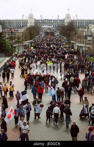 TWIN TOWERS & WEMBLEY Weg WEMBLEY-Stadion 2. April 2000 Stockfoto