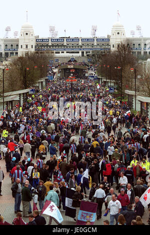 TWIN TOWERS & WEMBLEY Weg WEMBLEY-Stadion 2. April 2000 Stockfoto