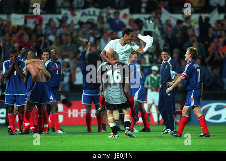 THIERRY HENRY & FABIEN BARTHEZ Frankreich / Italien ROTTERDAM HOLLAND 4. Juli 2000 Stockfoto