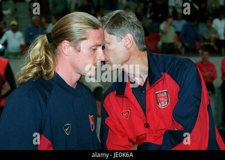 ARSENE WENGER EMMANUEL PETIT FC BARCELONA V ARSENAL 5. August 2000 Stockfoto