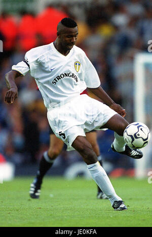 LUCAS RADEBE LEEDS UNITED FC LEEDS ELLAND RD 8. August 2000 Stockfoto