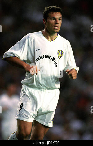 MARK VIDUKA LEEDS UNITED FC LEEDS ELLAND RD 8. August 2000 Stockfoto