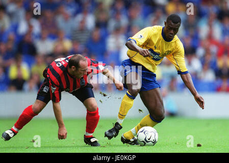 ALEX NYARKO & DANNY TIATTO EVERTON V MANCHESTER CITY FC 12. August 2000 Stockfoto