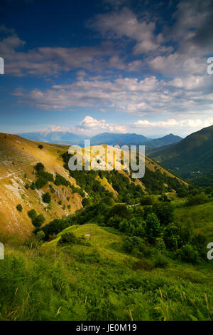 Gran Sasso d ' Italia. Suche in der Nähe von Voltigno in der Provinz Pescara in Richtung Carpineto della Nora in Abruzzen, Italien. Stockfoto