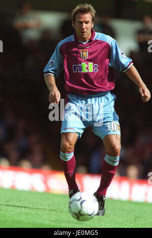 PAUL MERSON ASTON VILLA FC FILBERT STREET LEICESTER ENGLAND 19. August 2000 Stockfoto