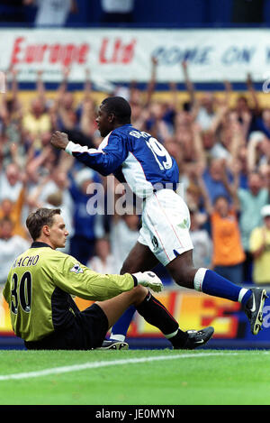 TITUS BRAMBLE feiert Ziel IPSWICH TOWN FC PORTMAN RD IPSWICH ENGLAND 27. August 2000 Stockfoto