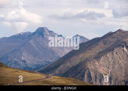 Gepflasterte Trail Ridge Road geht durch Rocky Mountain National Park im Northern Colorado gelegen.  Trail Ridge Road US 34 geht 48 Meilen betwee Stockfoto