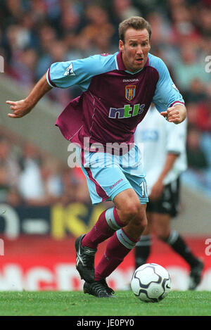 PAUL MERSON ASTON VILLA FC VILLENPARK BIRMINGHAM ENGLAND 30. September 2000 Stockfoto