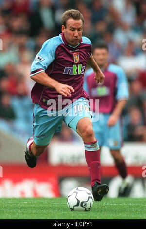 PAUL MERSON ASTON VILLA FC VILLENPARK BIRMINGHAM ENGLAND 30. September 2000 Stockfoto